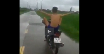 Video ghi lại cảnh nam thanh niên dùng chân lái xe, tay cầm dao, mồm hô "giết nó"