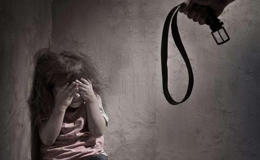 Sắp xét xử cha dượng hành hung, châm thuốc lá vào người bé gái 6 tuổi