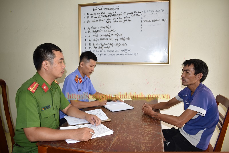 Đối tượng B&ugrave;i Xu&acirc;n Qu&acirc;n tại Cơ quan Cảnh s&aacute;t điều tra C&ocirc;ng an th&agrave;nh phố Ninh B&igrave;nh​