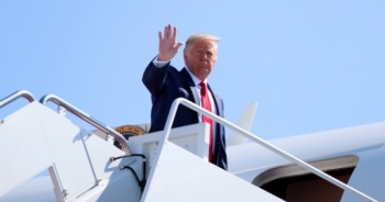 Chuyên cơ chở ông Trump suýt đâm trúng máy bay không người lái