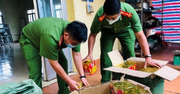 Lạng Sơn: "Thồ" hàng trăm kg pháo nổ, thấy công an liền nhảy xuống xe bỏ chạy