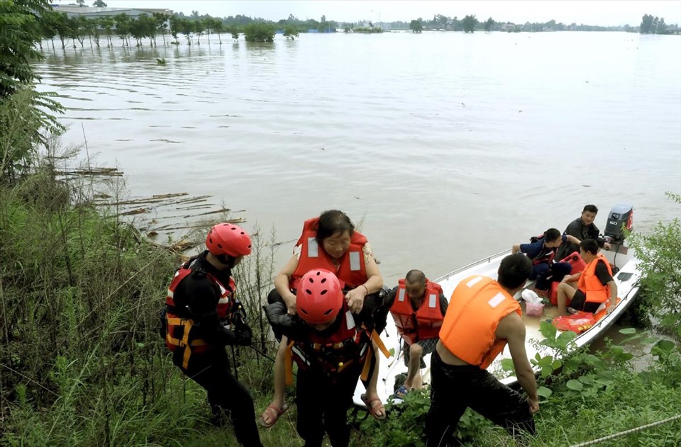 Cứu hộ ở Tứ Xuyên. Ảnh: China Daily