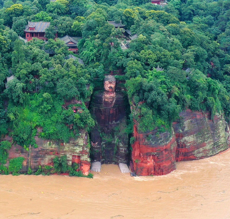 Nước lũ dâng đến chân Lạc Sơn Đại Phật. Ảnh: China Daily