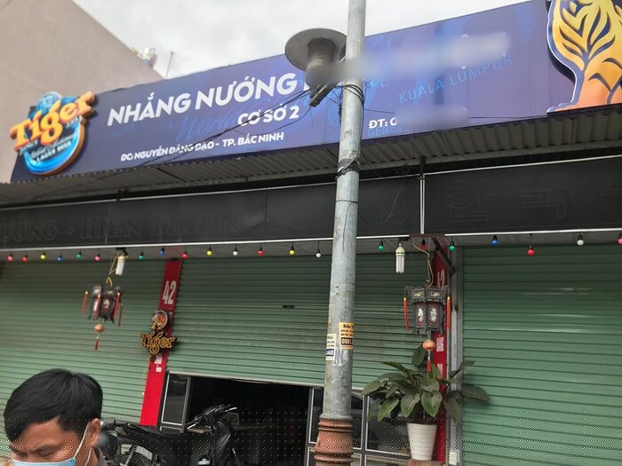 Triệu tập chủ quán nhắng nướng bắt nữ khách hàng quỳ gối vì dám 'bóc phốt' đồ ăn có sán