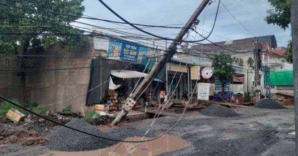 Đồng Nai: Đổ cột điện ở Trảng Bom gây nguy hiểm cho người tham gia giao thông