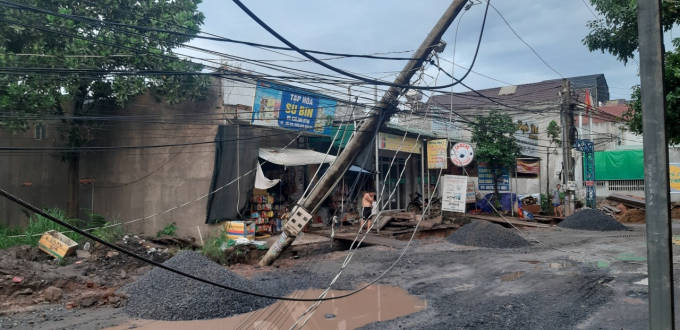 Cột điện đổ sau trận mưa lớn.