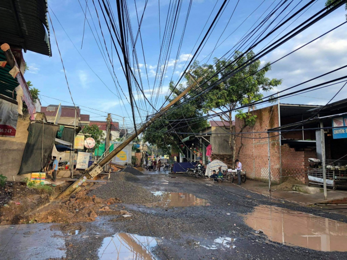 Cột điện chập cháy và đổ xuống đường.