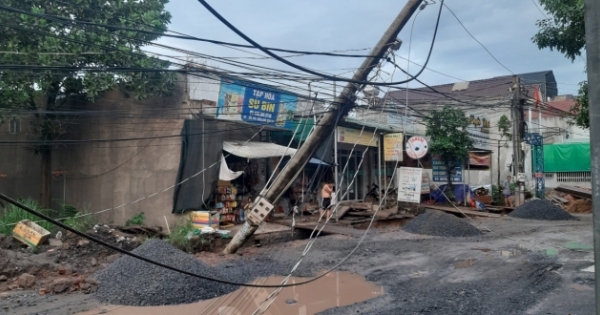 Đồng Nai: Đổ cột điện ở Trảng Bom gây nguy hiểm cho người tham gia giao thông