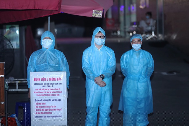 Trước đó, trong tối cùng ngày, Bộ Y tế làm việc với Bệnh viện E do có liên quan đến bệnh nhân từ Phú Thọ xuống điều trị bệnh có kết quả xét nghiệm dương tính với SARS-CoV-2 của Viện Vệ sinh Dịch tễ TƯ. 