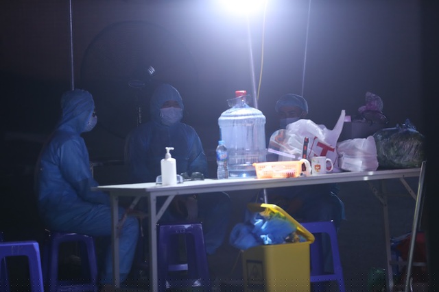 Trao đổi với PV Dân trí rạng sáng ngày 20/9, một cán bộ tại chốt kiểm dịch trước cổng Bệnh viện E cho biết, mỗi ca trực tại chốt sẽ có 3 cán bộ y tế tham gia, ngoài ra còn có sự hỗ trợ của các lực lượng chức năng khác và bảo vệ cùng tham gia.