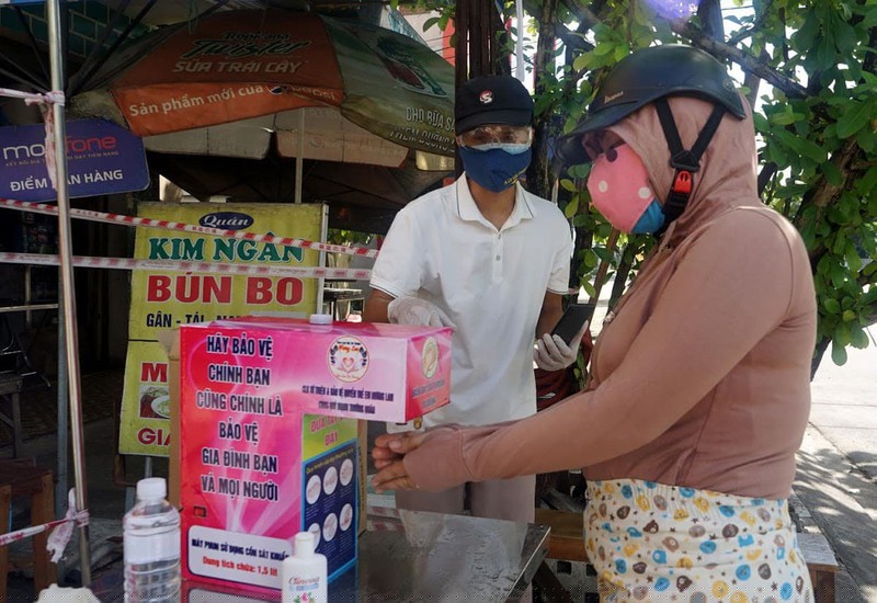 Người dân được sát khuẩn tay khi đến phiên chợ (Ảnh internet) 