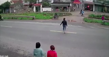 [Clip]: "Ung dung" băng qua đường ray, người phụ nữ suýt nhận cái kết thảm khốc