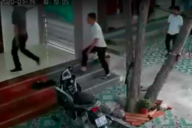 Vụ nhóm người lạ xông vào nhà dân, giật tung cửa: Tổ hình sự Công an tỉnh Nghệ An đến xin lỗi người dân