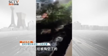 [Clip]: Hoàng hồn với cảnh 21 chiếc xe ô tô bị hố tử thần "nuốt trọn" trong đêm