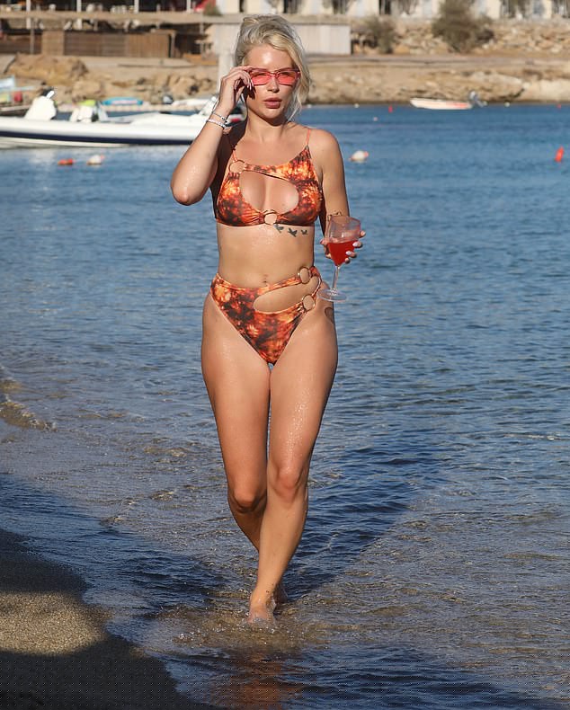 Lottie Moss mặc bikini khoét ngực siêu gợi cảm - ảnh 3