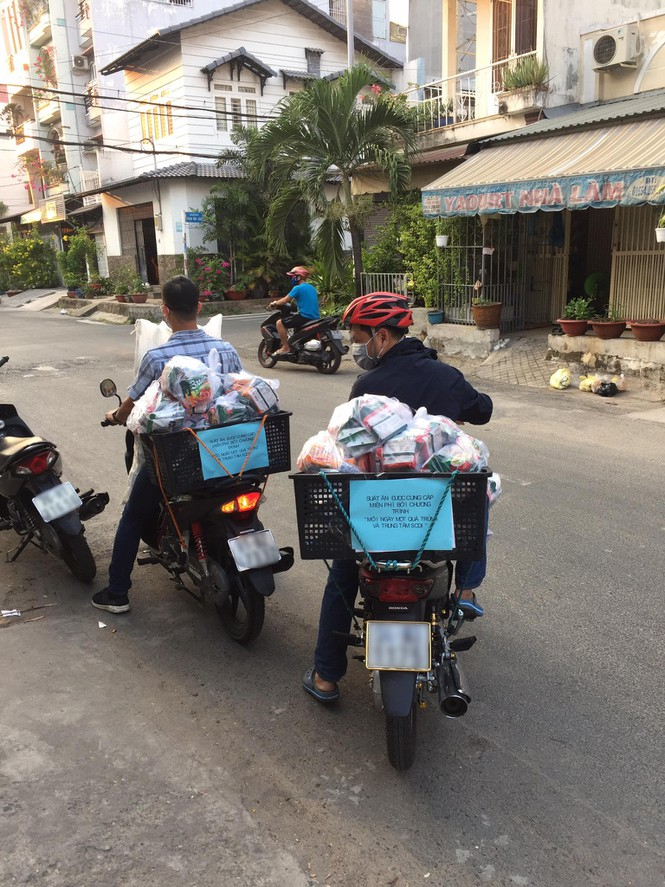 Nhóm tình nguyện viên của “Mỗi ngày một quả trứng” chuẩn bị lên đường.