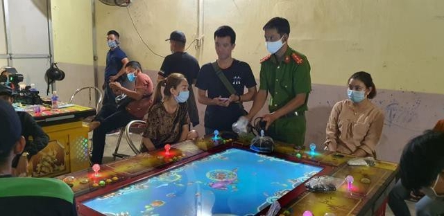 Đắk Lắk: 16 con bạc đang say sưa bắn cá điện tử ăn tiền thì bị Công an bắt giữ