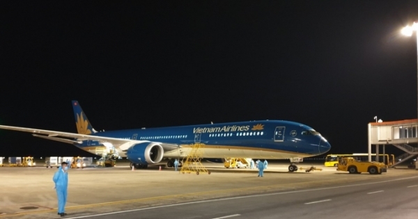 317 công dân Việt Nam từ Canada về nước an toàn tại sân bay Vân Đồn