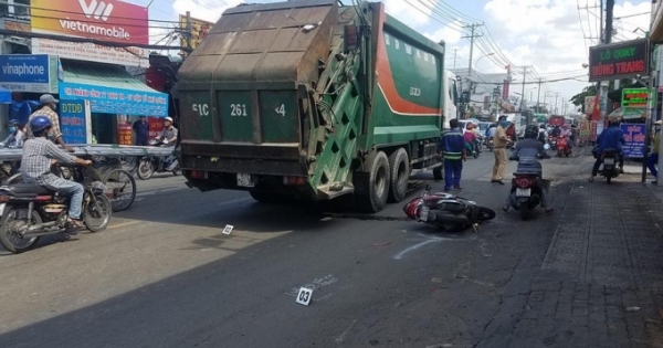 TP HCM: Va chạm với xe rác, cô gái bị kéo lê trên đường