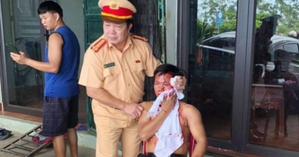 Trưởng phòng CSGT Thanh Hóa đập kính cứu tài xế mắc kẹt sau tai nạn