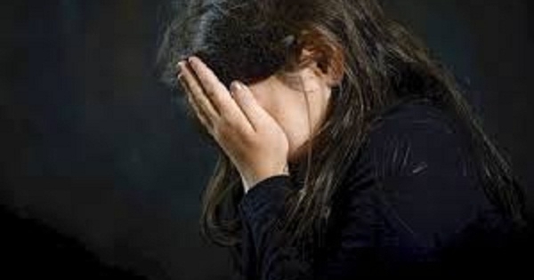 Hiếp dâm bé gái trong vườn chuối