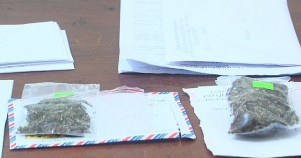 Bán cần sa trước cổng trường học, 2 học sinh bị bắt quả tang