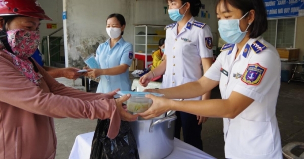 Hội Phụ nữ Bộ Tư lệnh Vùng Cảnh sát biển 4 tổ chức phát cháo tình thương