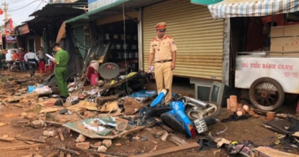 Đắk Lắk: Xe tải tuột dốc, tông nát khu chợ tự phát