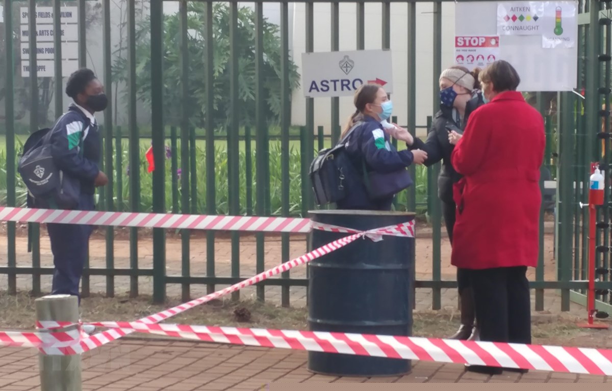 Kiểm tra thân nhiệt cho học sinh trước khi vào lớp tại Trường trung học nữ sinh Pretoria, thủ đô Pretoria, Nam Phi. (Ảnh: Phi Hùng/TTXVN)