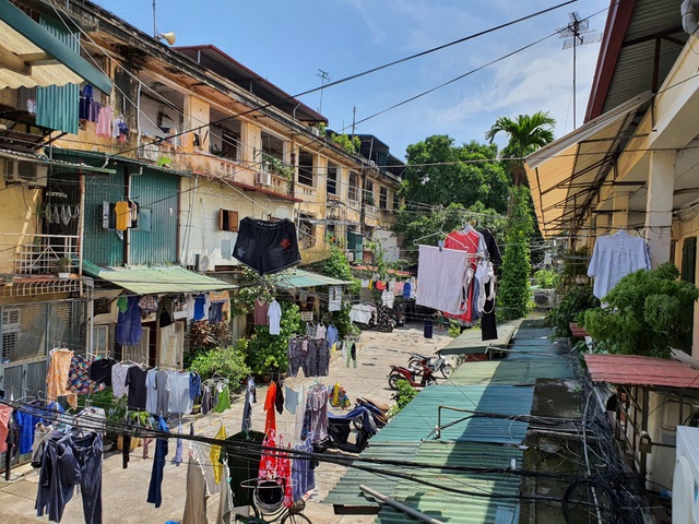 Những khung hình quen thuộc chằng chịt dây điện dây phơi tại các khu chung cư cũ.