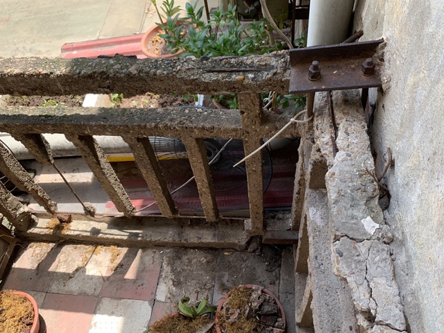 Khu vực ban công chung tại một khu chung cư xuống cấp, kết cấu bê tông cũ nứt vỡ, nhiều vị trí lộ cốt thép đã han gỉ không còn liên kết tiềm ẩn nhiều rủi ro cho cộng đồng dân cư.