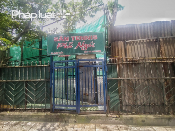 Lối vào một sân Tennis