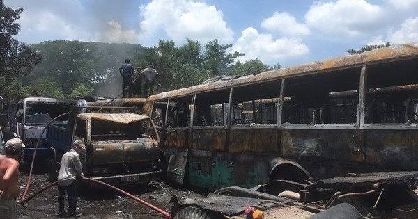 Hỏa hoạn thiêu rụi 12 ô tô trong bãi xe tại TP HCM