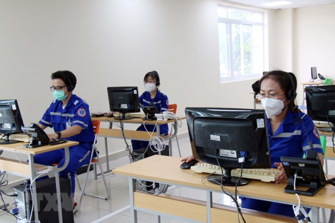 Nhân viên điều phối cấp cứu Tổng đài cấp cứu 115 đặt tại Công viên phần mềm Quang Trung. (Ảnh: Tiến Lực/TTXVN)