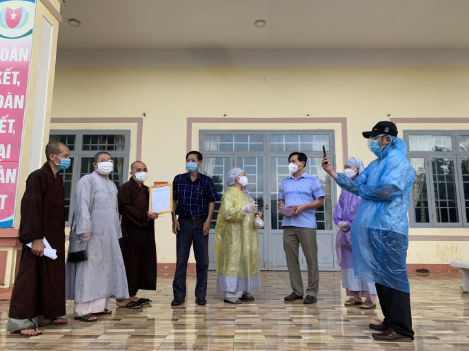 Trao quà tới đại diện 15 xã tại huyện Bù Đăng