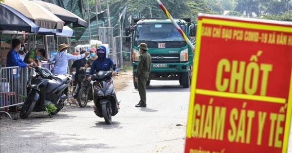 Hà Nội: Bắt giữ người đàn ông say rượu cầm kiếm đuổi đánh cán bộ chốt kiểm dịch Covid-19