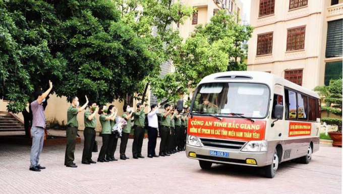 doan-cong-tac-cua-cong-an-tinh-bac-giang-len-duong-chi-vien-cho-mien-nam-ruot-thit-207