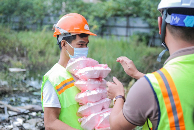 Gương mặt rạng ngời của người lao động khi nhận các suất cơm hỗ trợ.