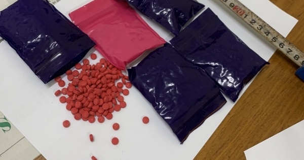 Quảng Bình: Thấy công an, đối tượng vứt lại túi nilon nghi chứa ma tuý rồi chạy trốn