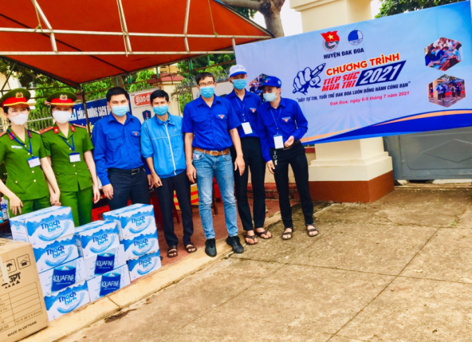 Đoàn thanh niên Công ty tặng quà hỗ trợ phòng chống Covid-19 và tiếp sức mùa thi năm 2021.