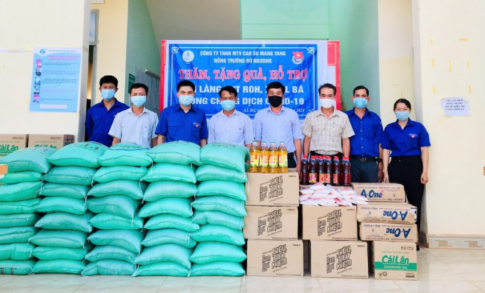 Ông Lê Văn Thọ - GĐ Nông trường Bờ Ngoong và ông Hồ Xuân Bắc – Bí thư Đoàn TN Công ty trao quà cho xã A LBá- Chư Sê – Gia Lai.