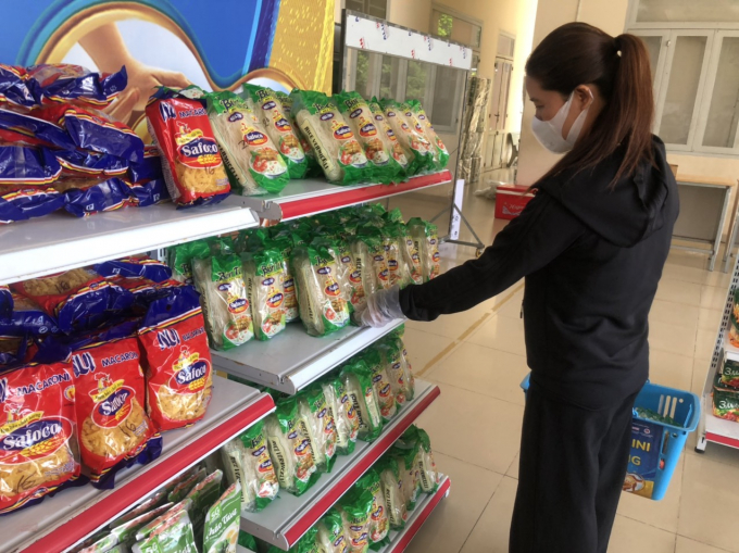 Siêu thị có 40 đến 50 loại hàng hóa, gồm nhu yếu phẩm, sữa và các hàng hóa chăm sóc sức khỏe, y tế.