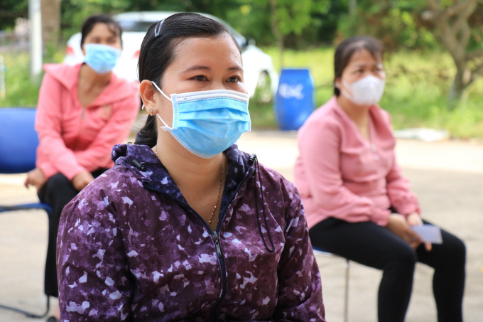 Hằng tuần, chị Oanh đi chợ gần nhà để mua thực phẩm cho gia đình, song mọi thứ đắt đỏ, chờ đợi lâu giữa đại dịch. Nhờ có Siêu thị 0 đồng này mà chị vơi bớt đi nỗi lo lắng về cơm, áo, gạo, tiền những ngày sắp tới.