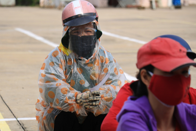 Bà Nguyễn Thị Hồng trang bị cẩn thận nhiều lớp đồ bảo hộ để phòng dịch bênh khi đi mua sắm.