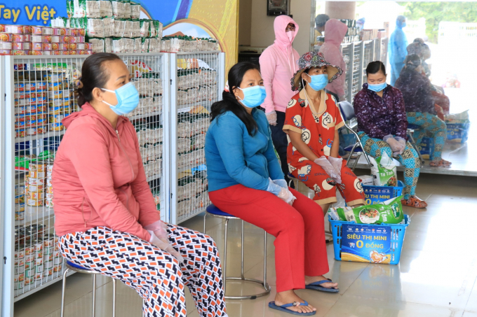 Người dân chờ thanh toán tại siêu thị 0 đồng