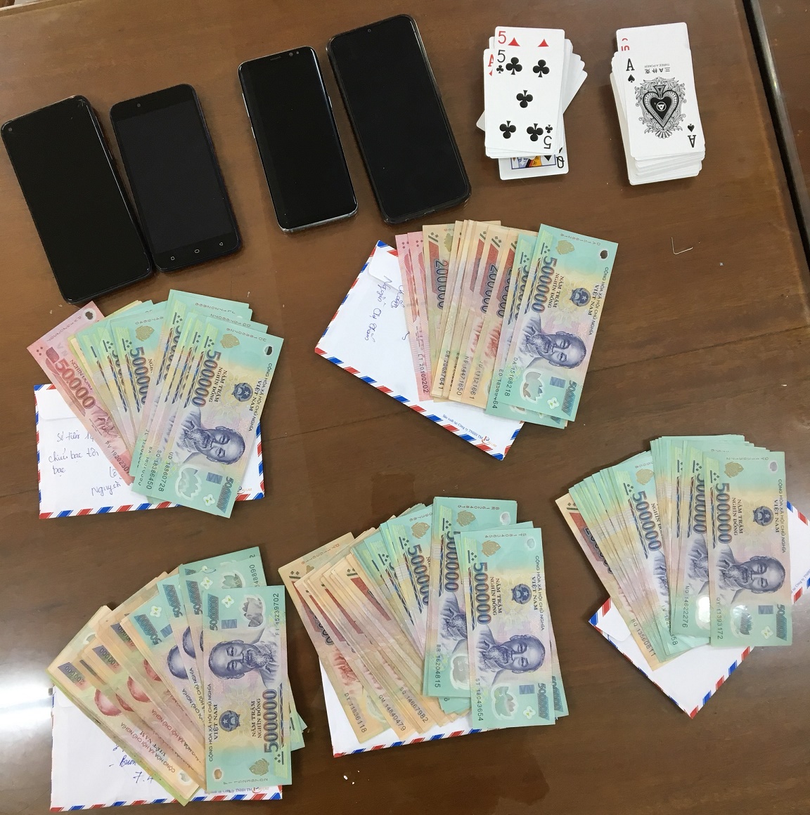Tang vật thu giữ tại chiếu bạc.