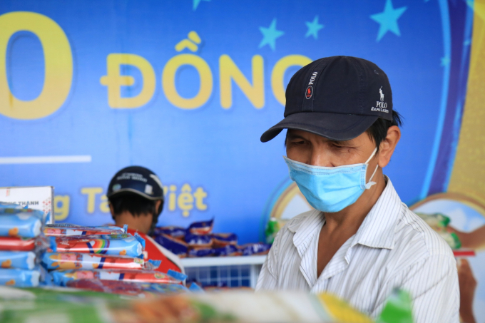 Vì là người khuyết tật, ông Lâm Thi Vũ (50 tuổi) được ưu tiên vào để mua sắm trước.