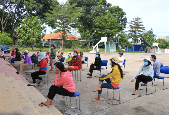 Người dân xếp hàng chờ đến lượt vào mua sắm.