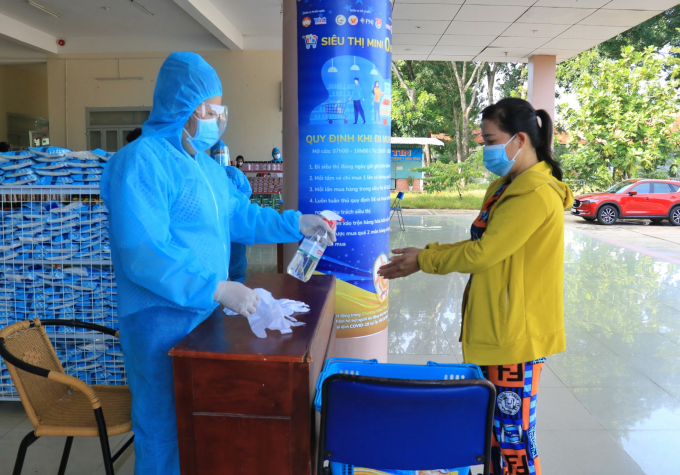 Trước khi vào trong, người đi “Siêu thị 0 đồng” được sát khuẩn, mang găng tay để đảm bảo an toàn.