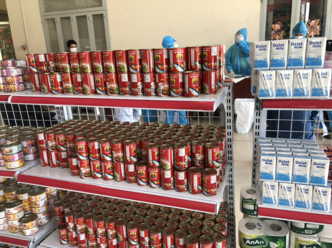 Những kệ hàng “0 đồng” chất đầy các mặt hàng thiết yếu, chất lượng cao, được tài trợ bởi những công ty, nhà cung cấp uy tín.